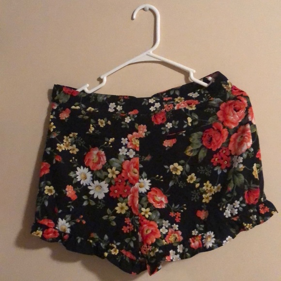 Floral Ruffle Shorts - Picture 3 of 4